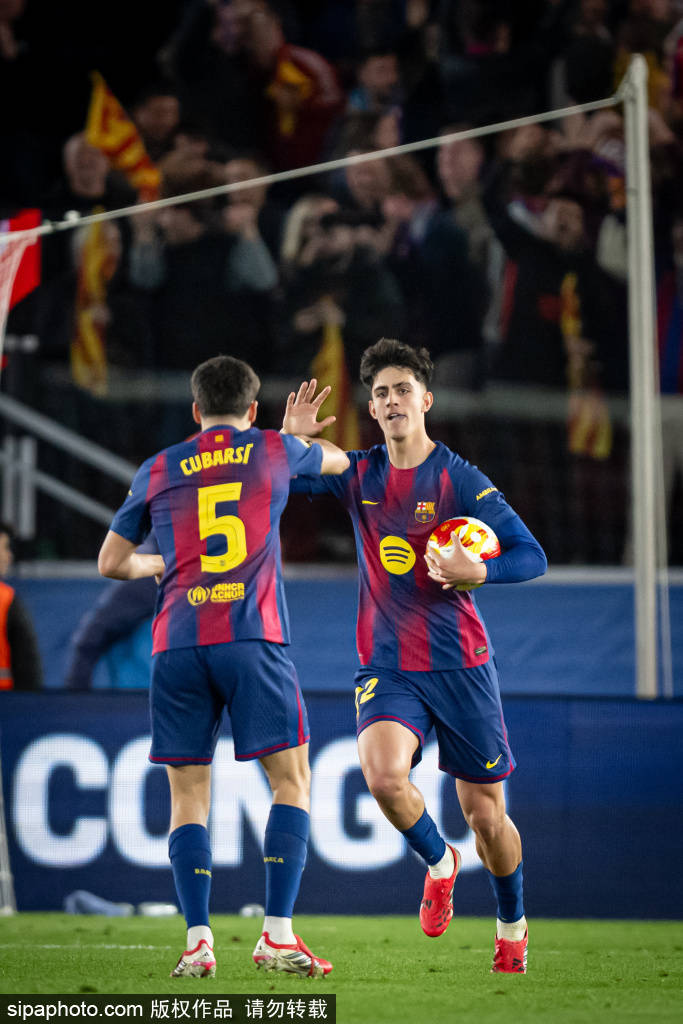 西甲争议判罚再起波澜:亚马尔禁区倒地,前裁判直言“这就是点球”!